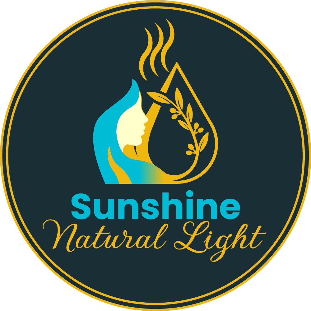 Logo de Sunshine Natural Light: una silueta estilizada de una persona de perfil con una gota que contiene una rama de planta, simbolizando un humificador. Encima, tres líneas onduladas sugieren vapor. Al lado, el texto 'Sunshine Natural Light' en una tipografía elegante.