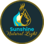 Logo de Sunshine Natural Light: una silueta estilizada de una persona de perfil con una gota que contiene una rama de planta, simbolizando un humificador. Encima, tres líneas onduladas sugieren vapor. Al lado, el texto 'Sunshine Natural Light' en una tipografía elegante.